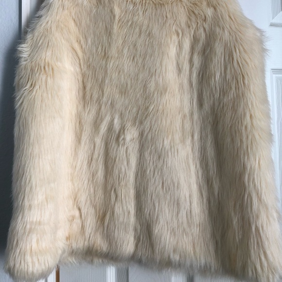 WORN ONLY ONCE FAUX FUR VEST WITH CLOSURE - Picture 5 of 5